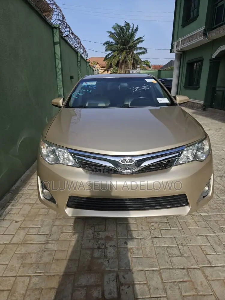 Toyota Camry XLE V6 4dr Sedan (3.5L 6cyl 6A) 2012 Gold