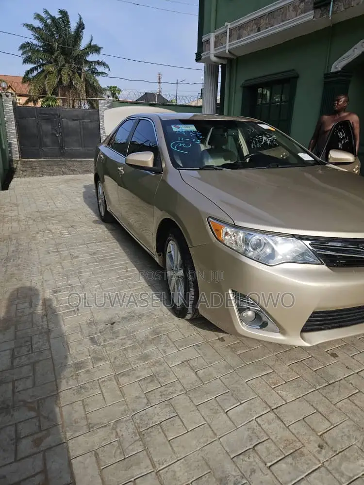 Toyota Camry XLE V6 4dr Sedan (3.5L 6cyl 6A) 2012 Gold
