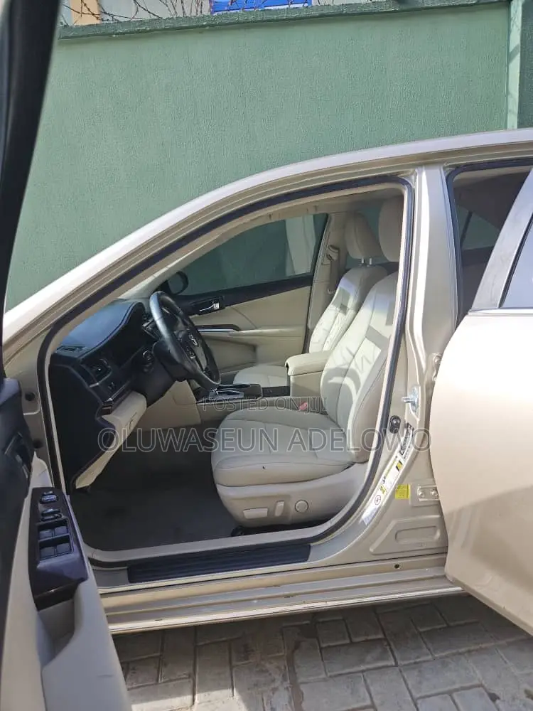 Toyota Camry XLE V6 4dr Sedan (3.5L 6cyl 6A) 2012 Gold
