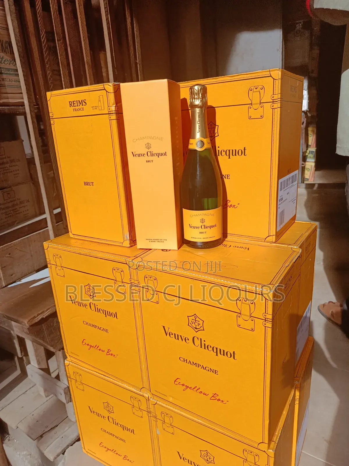 Vueve Cliqout Brut Champagne by 12 Bottles