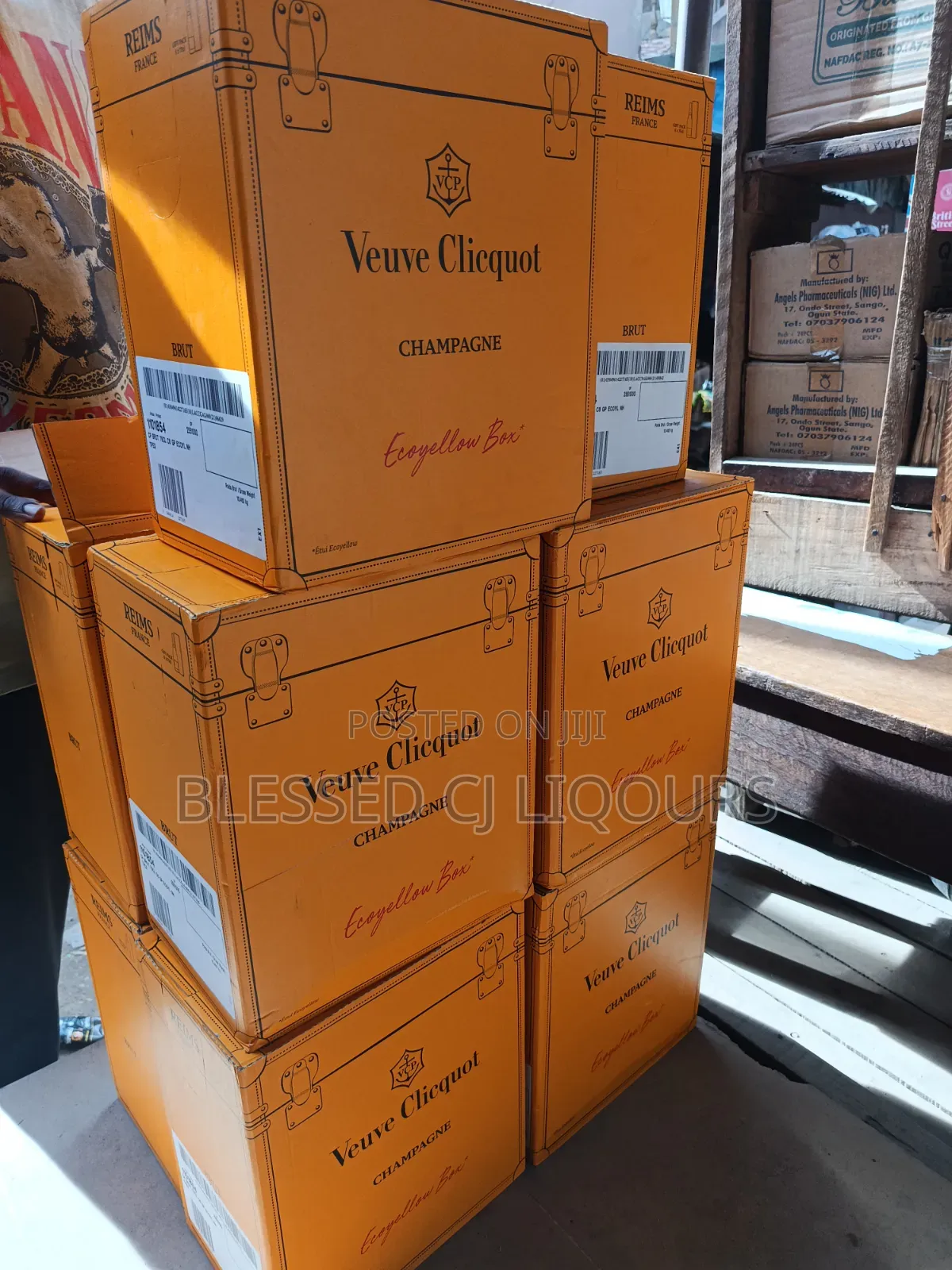 Vueve Cliqout Brut Champagne by 12 Bottles