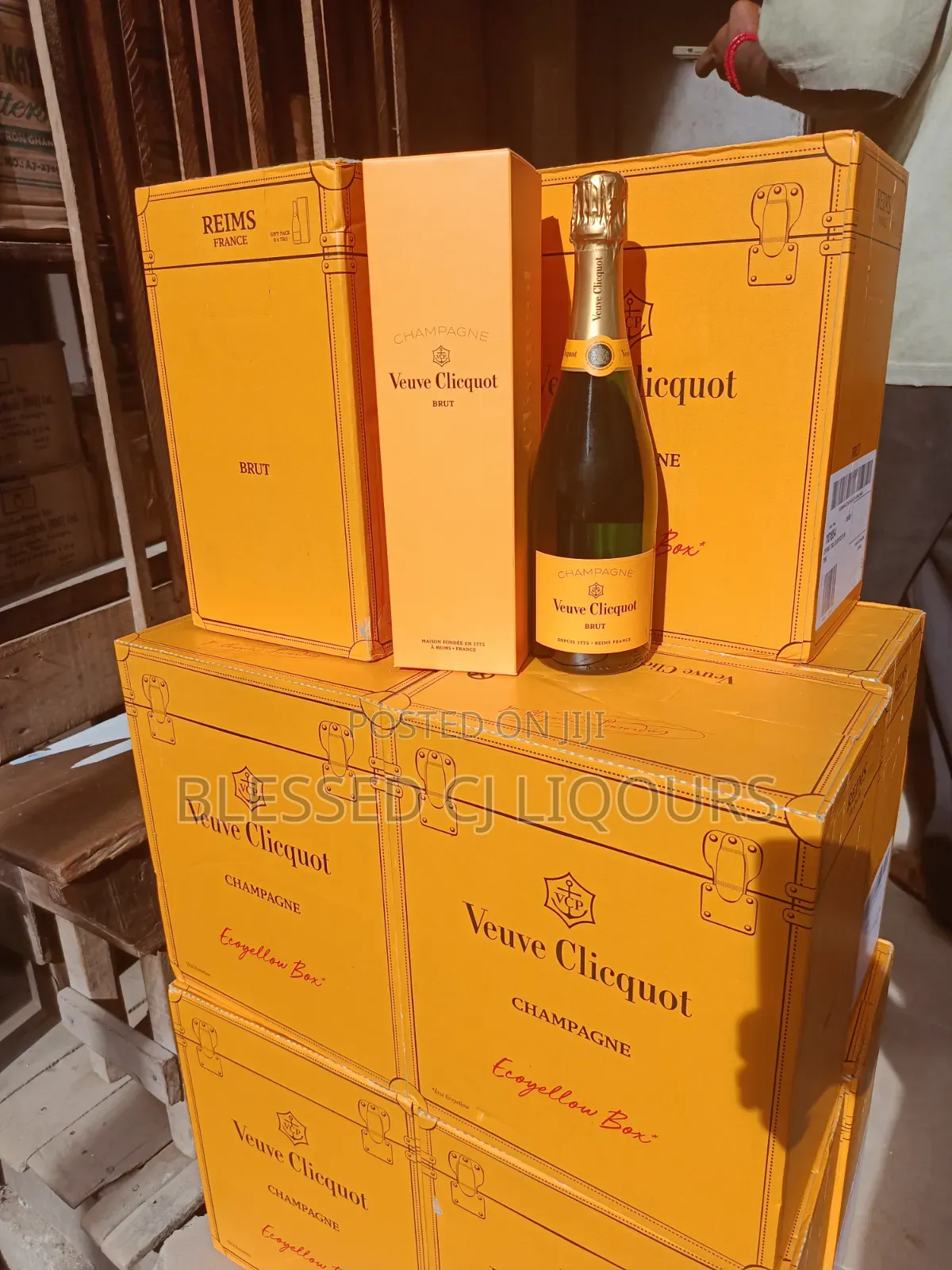 Vueve Cliqout Brut Champagne by 12 Bottles