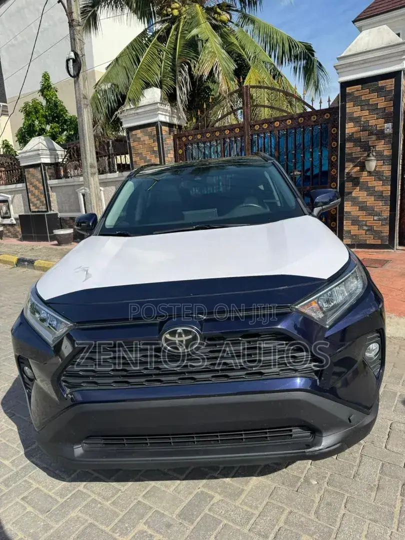Toyota RAV4 Limited 2021 Blue