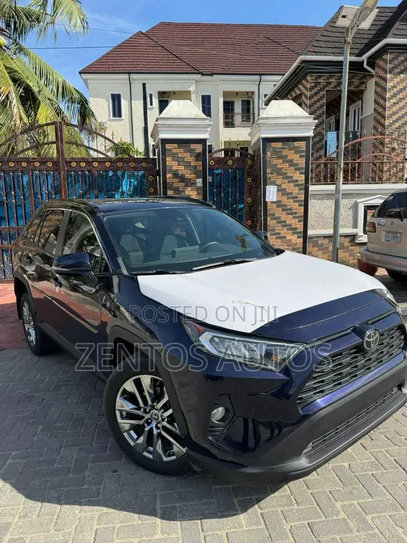 Toyota RAV4 Limited 2021 Blue