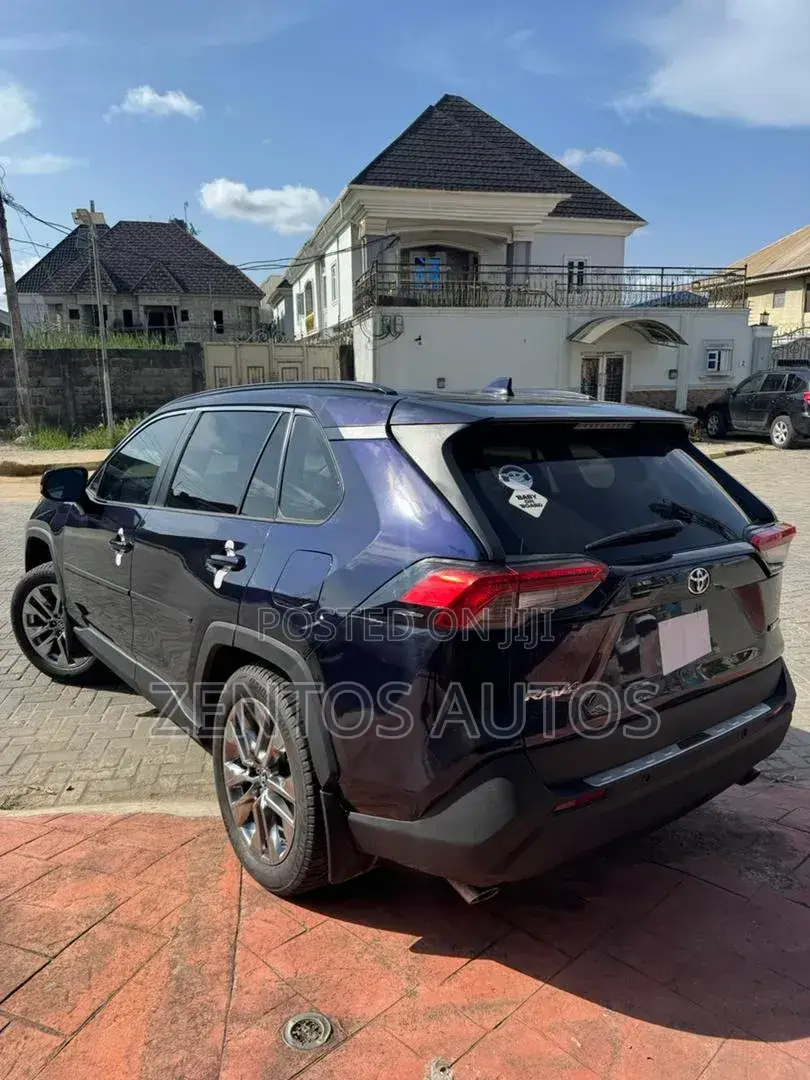 Toyota RAV4 Limited 2021 Blue