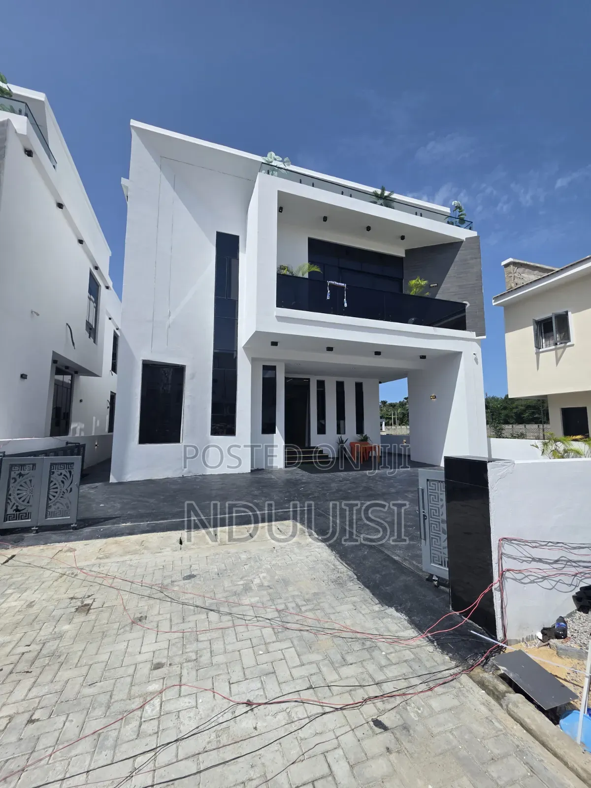 5bdrm Duplex in Discovery Estate, Chevron for sale