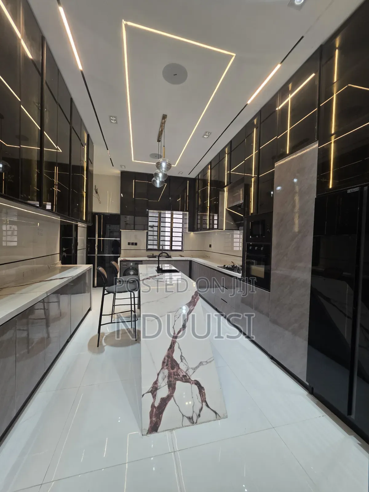 5bdrm Duplex in Discovery Estate, Chevron for sale