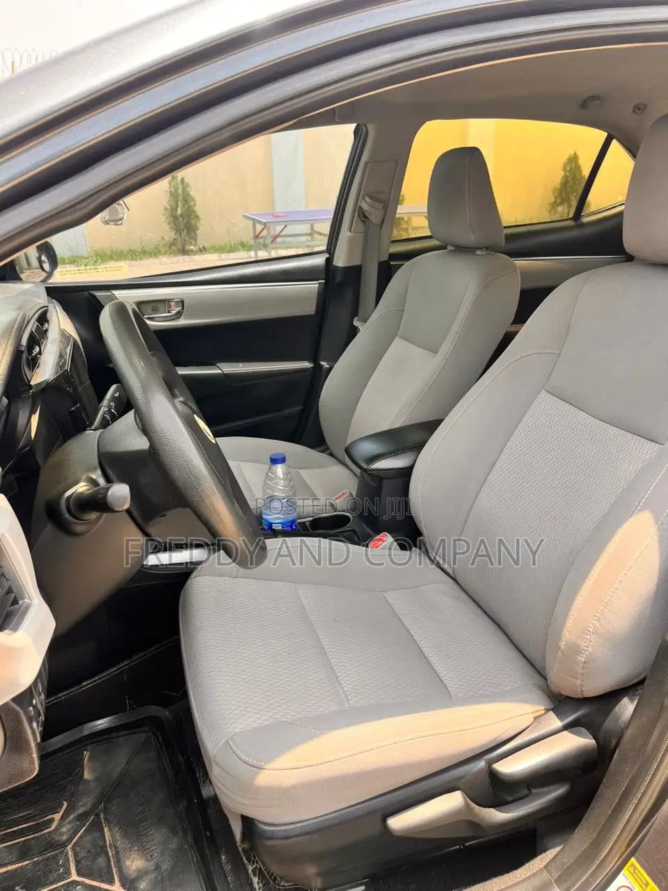 Toyota Corolla LE Premium 4dr Sedan (1.8L 4cyl CVT) 2015 Gray