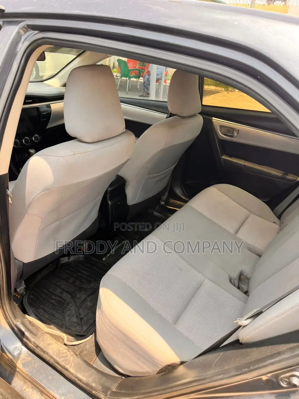 Toyota Corolla LE Premium 4dr Sedan (1.8L 4cyl CVT) 2015 Gray