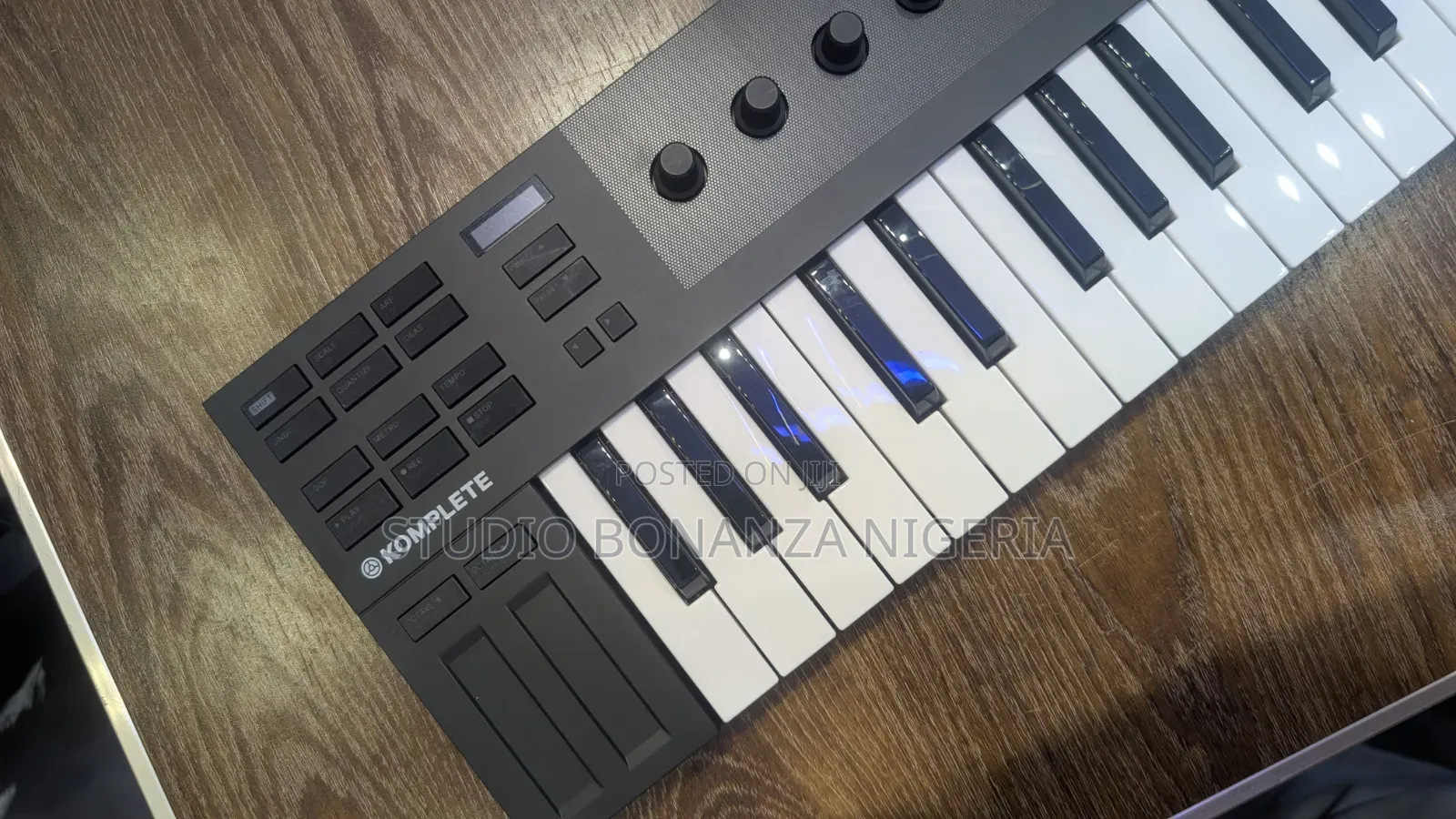 Komplete Kontrol M32 Studio Midi Controller Keyboard