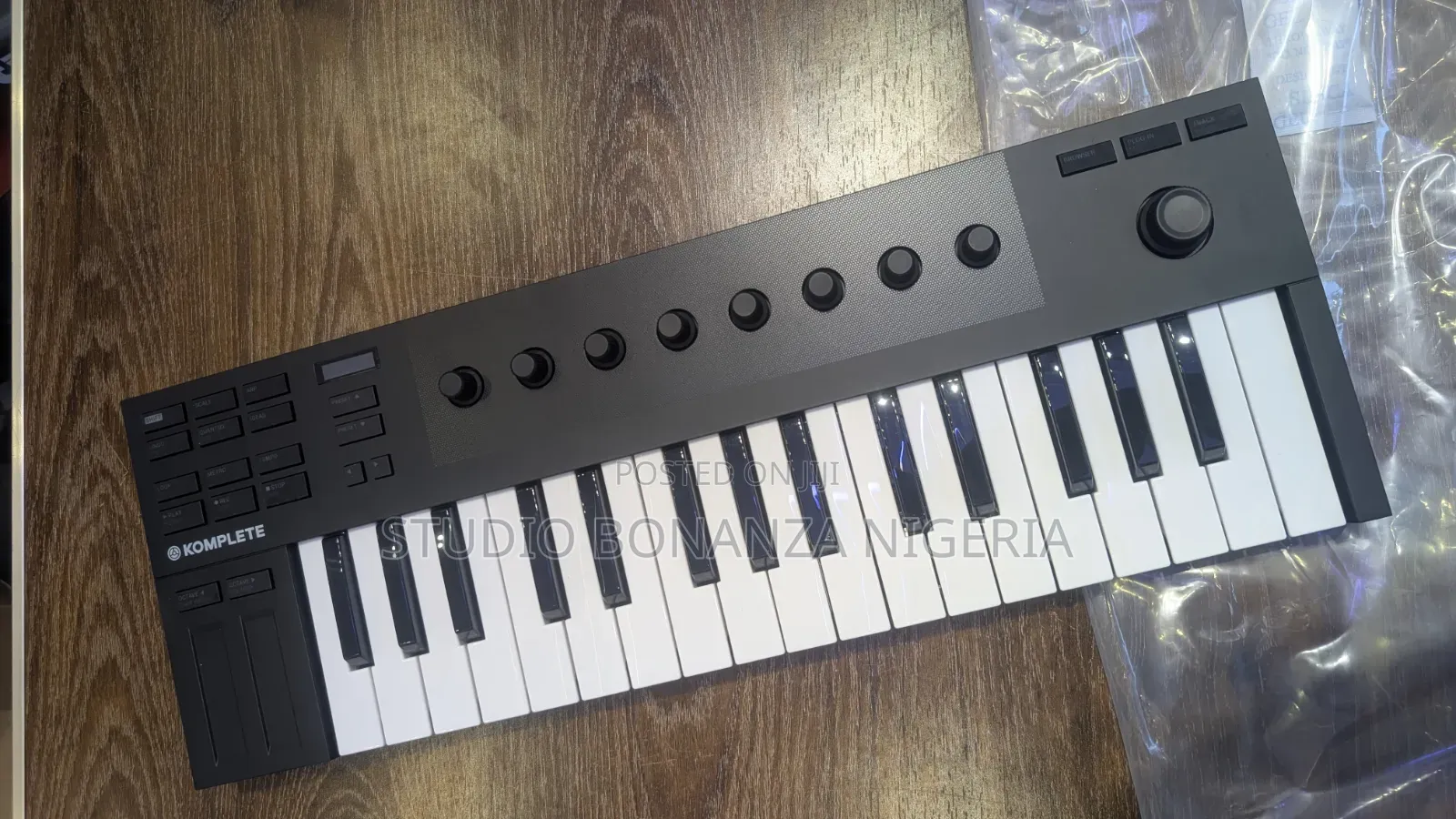Komplete Kontrol M32 Studio Midi Controller Keyboard