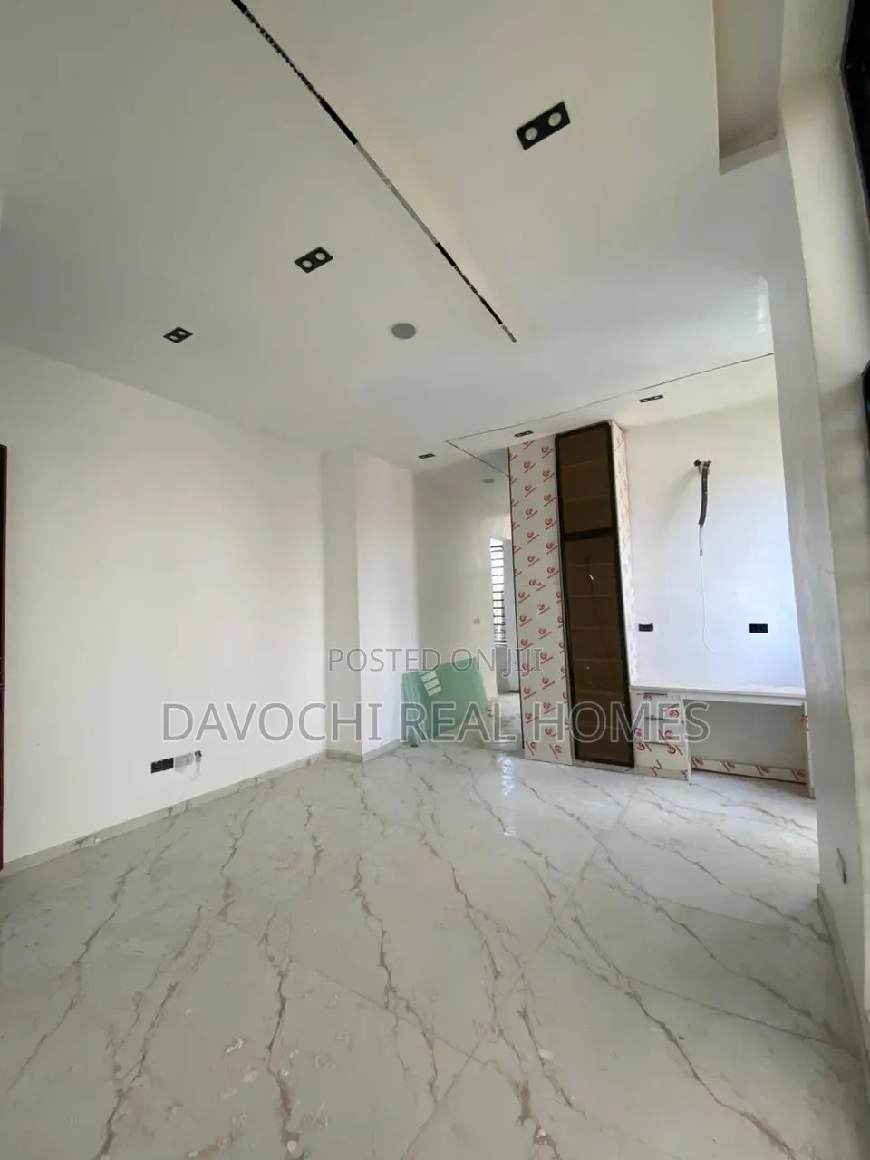 5bdrm Duplex in Chevron for sale