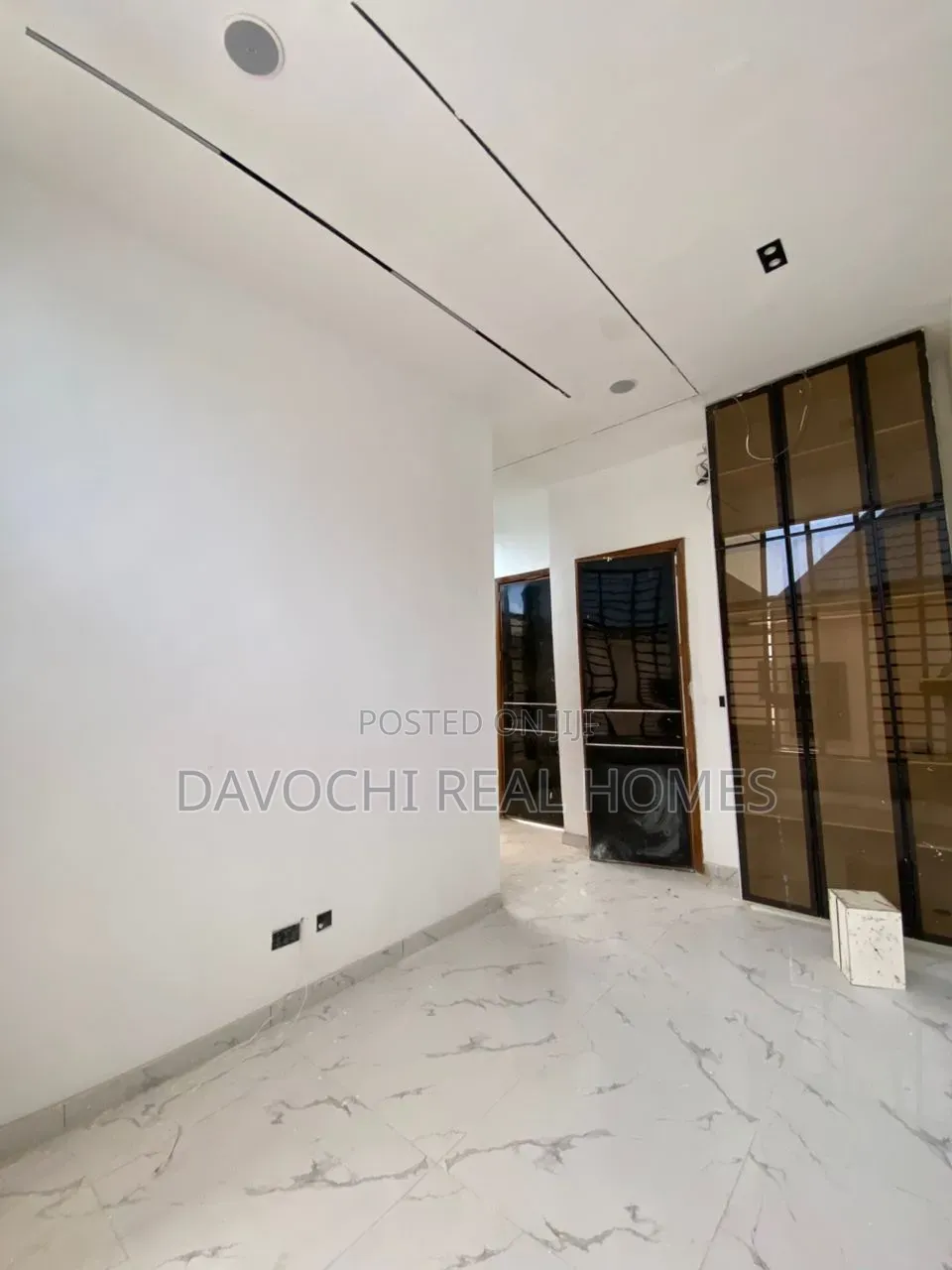 5bdrm Duplex in Chevron for sale