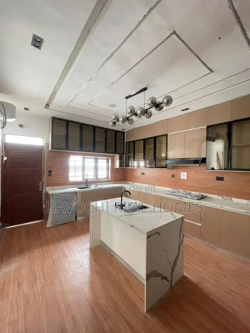 5bdrm Duplex in Lekki Phase 1 for sale
