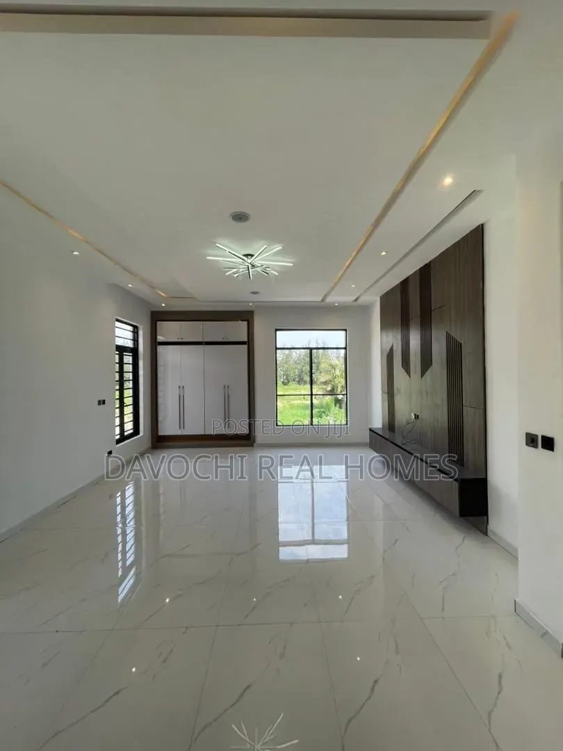 5bdrm Duplex in Ikota for sale