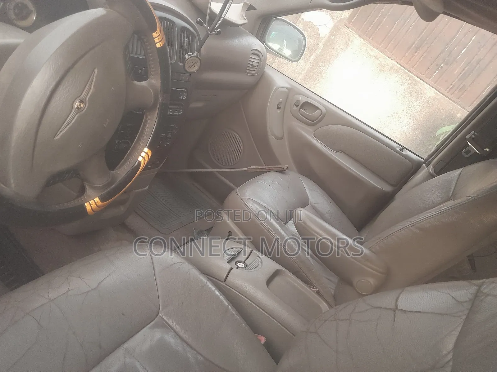 Chrysler Town & Country 2005 Gold