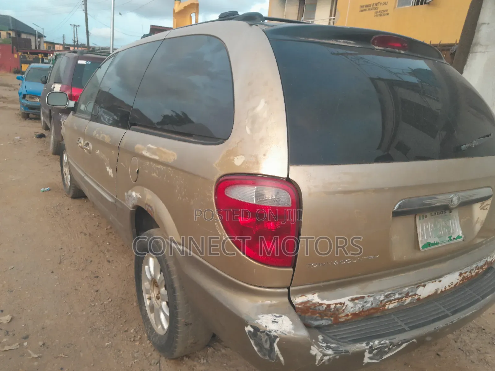 Chrysler Town & Country 2005 Gold
