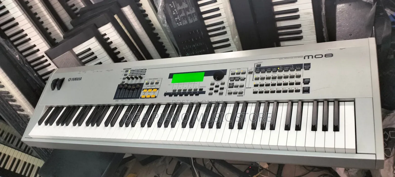 Yamaha Mo8 Professional Advanced Synthesizer Workstation Keyboard