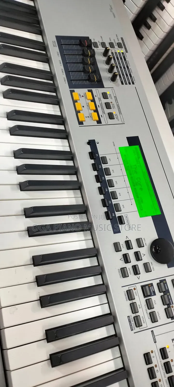 Yamaha Mo8 Professional Advanced Synthesizer Workstation Keyboard