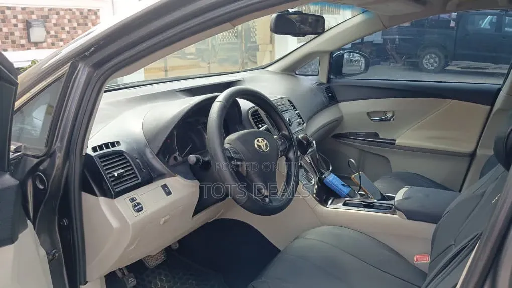Toyota Venza LE 2011 Gray