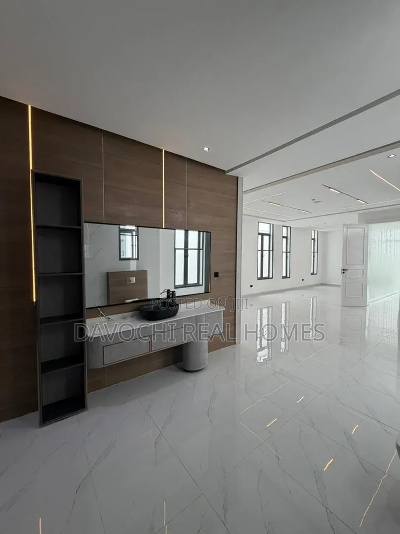 5bdrm Duplex in Osapa london for sale