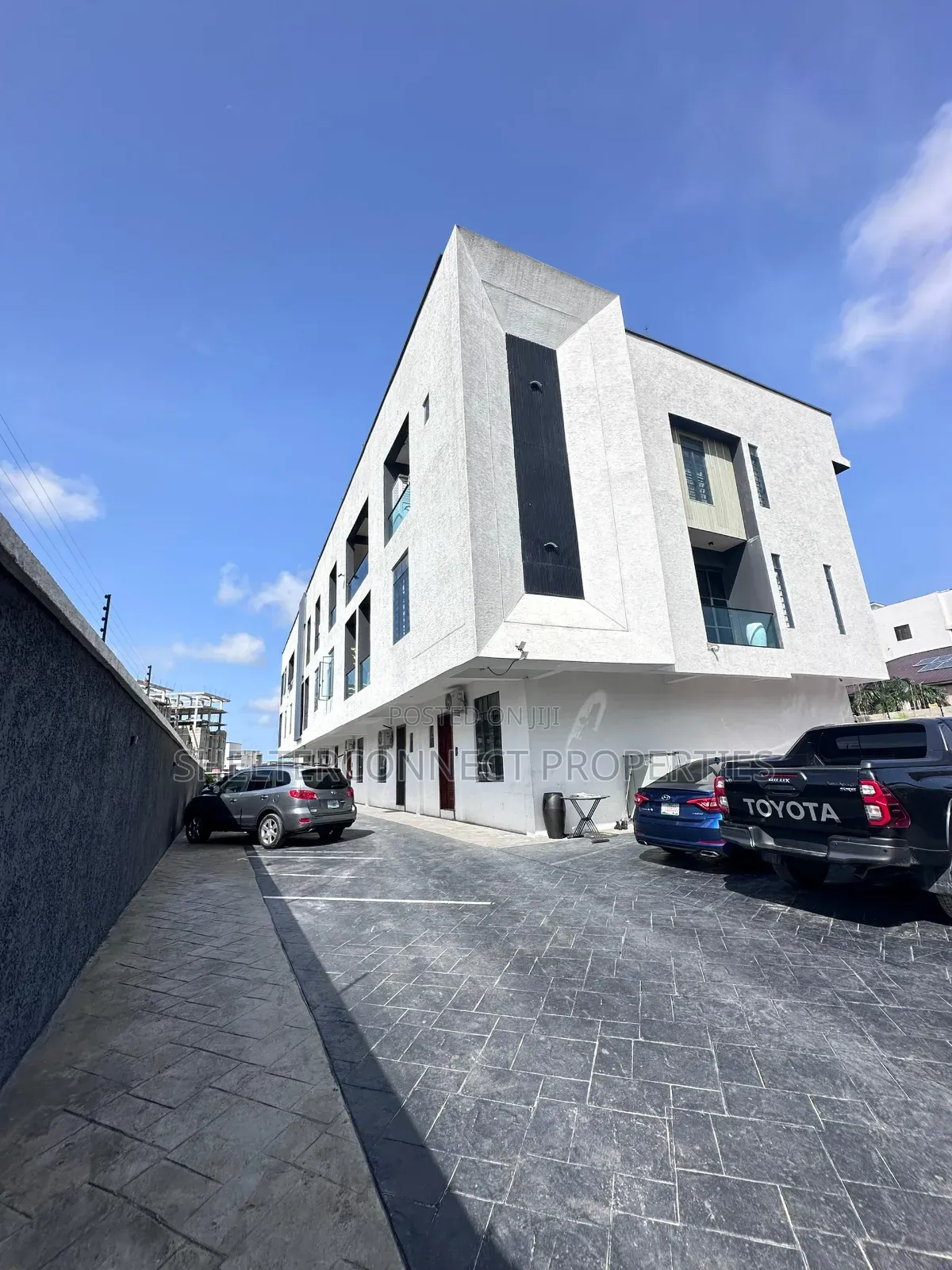 2bdrm Apartment in Lekki Phase 1 for rent