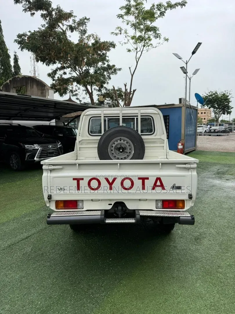 New Toyota Hilux 2025 White