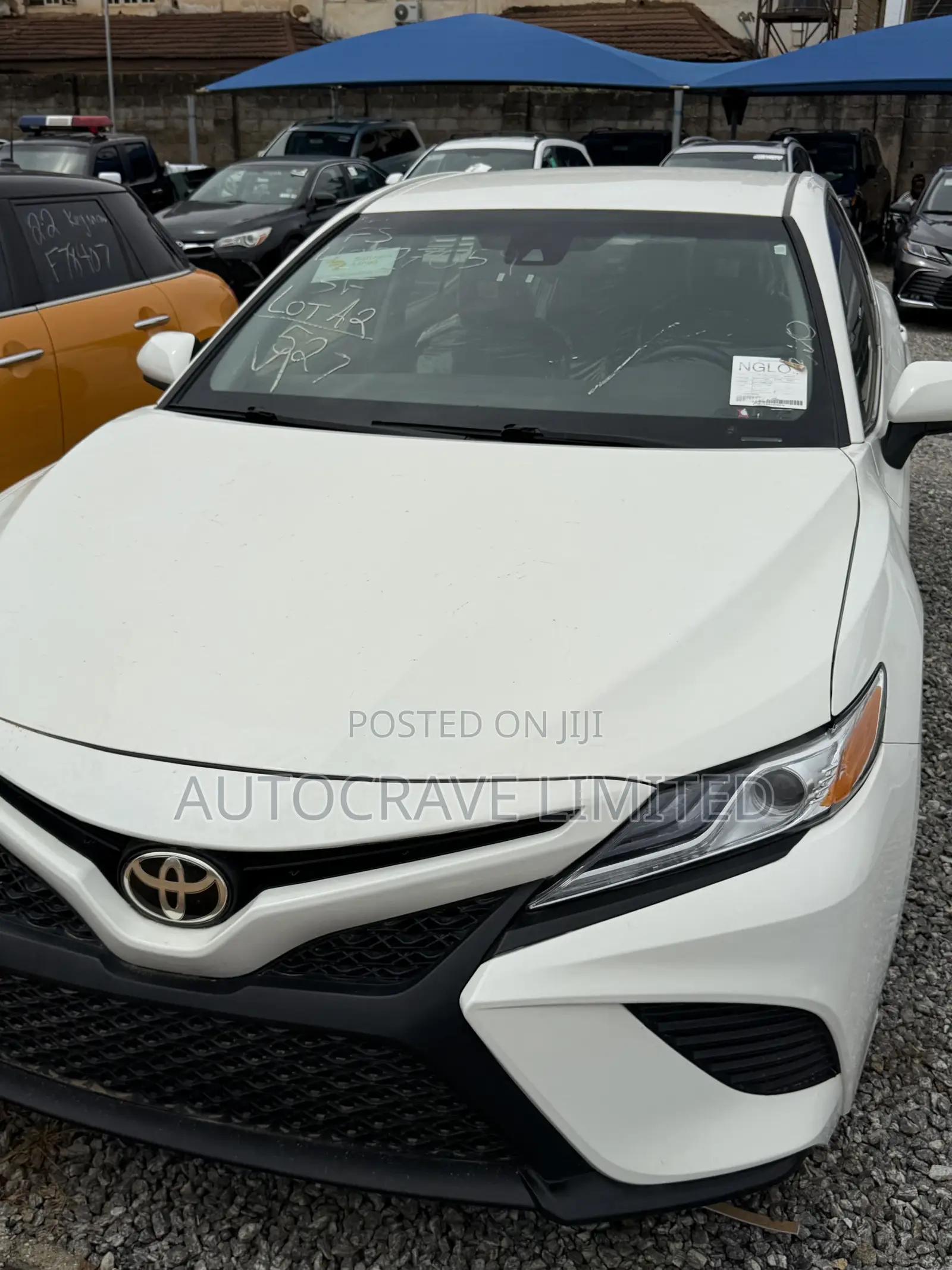 Toyota Camry SE FWD (2.5L 4cyl 8AM) 2018 White