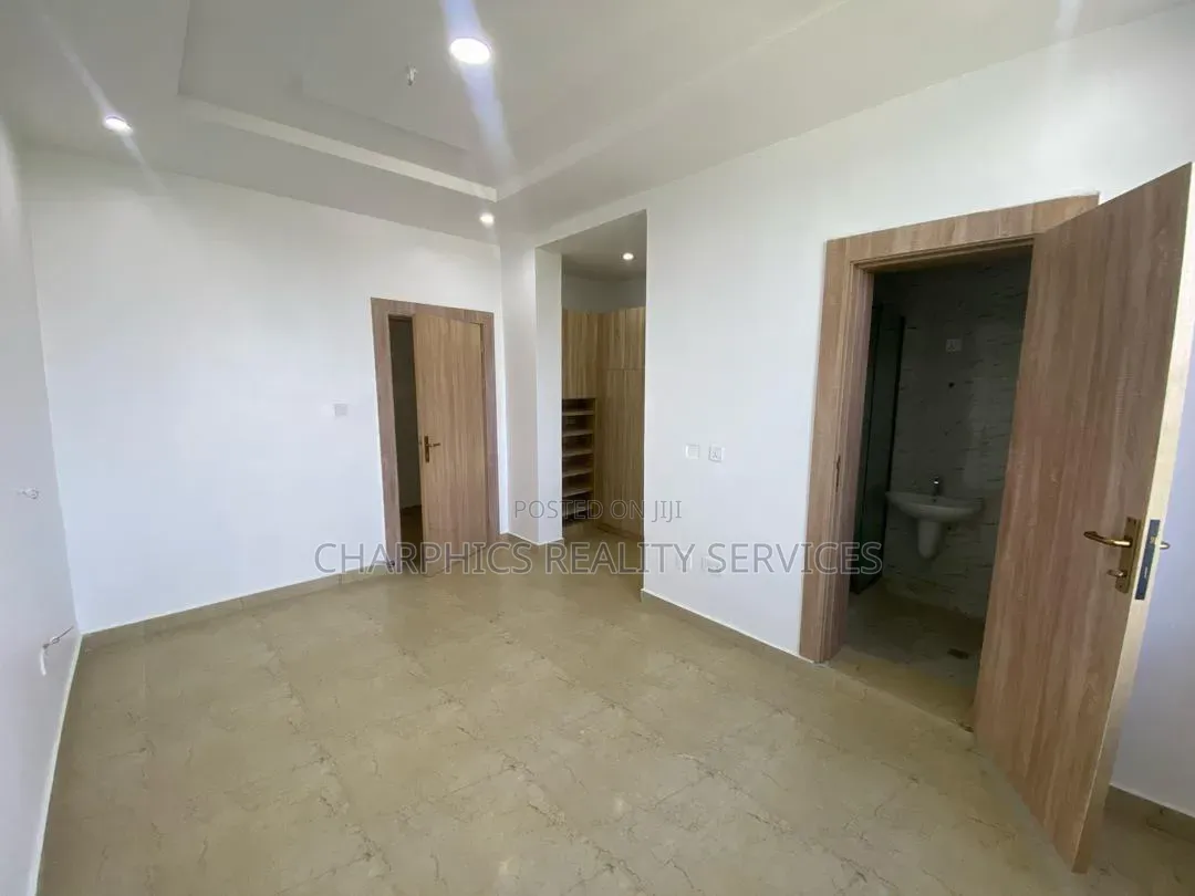 3bdrm Apartment in Adeola Odeku for rent