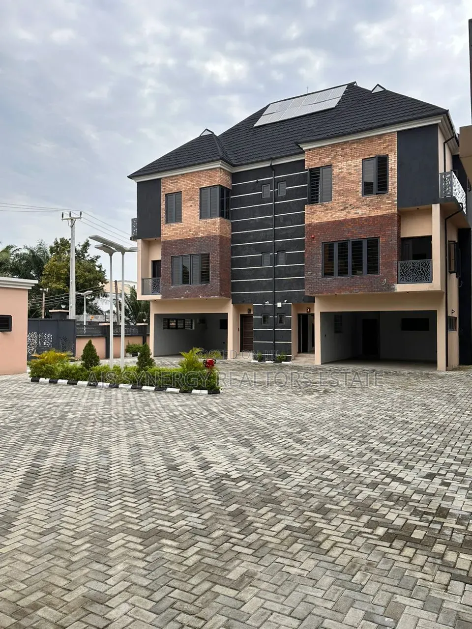 4bdrm Apartment in Ilasan Residences, Ikate for sale