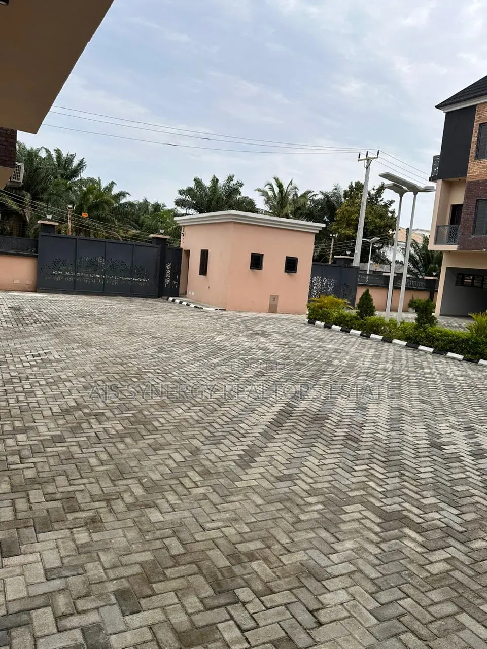 4bdrm Apartment in Ilasan Residences, Ikate for sale