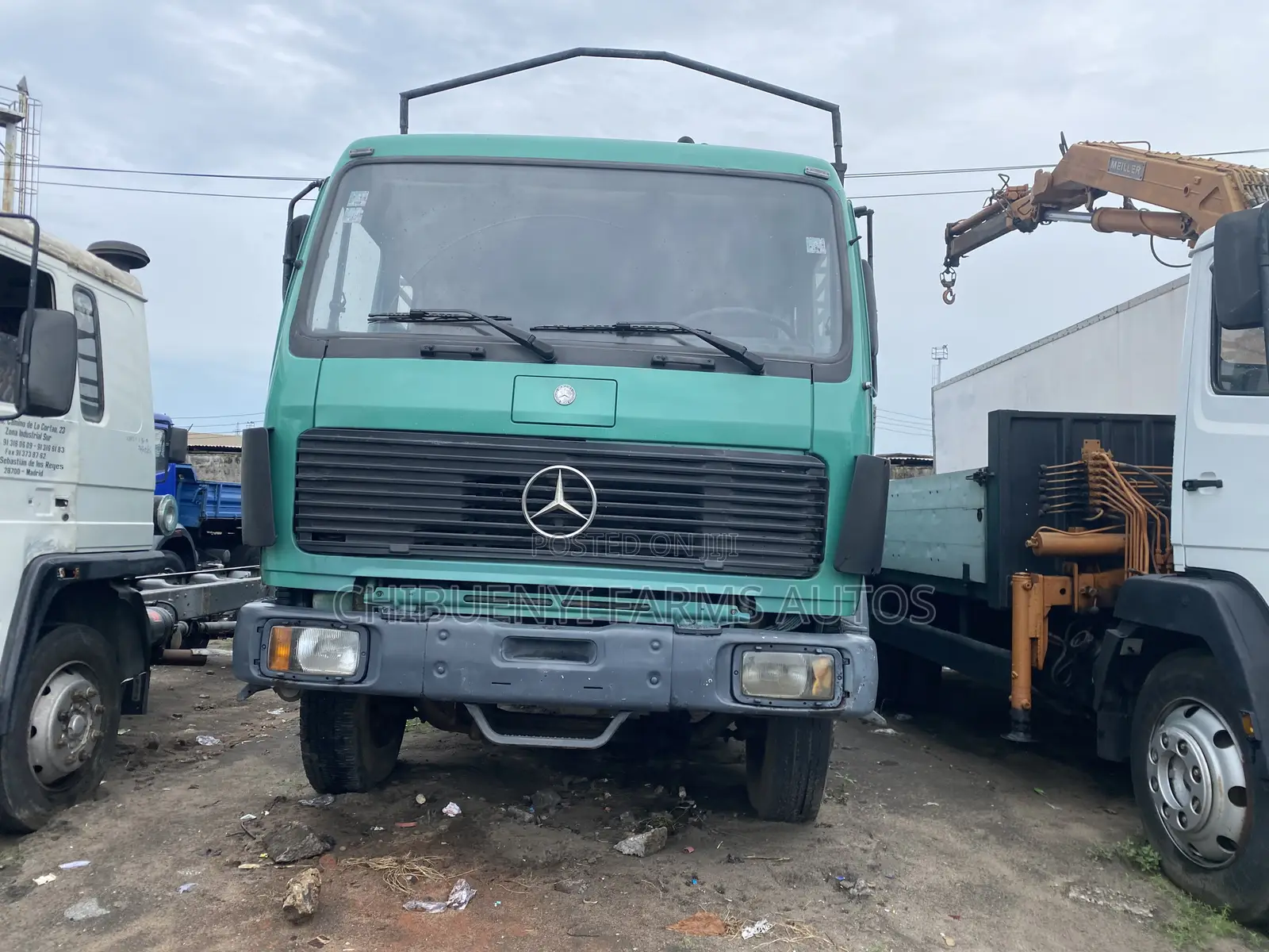 Mecedece Truck With Trailer Bucket