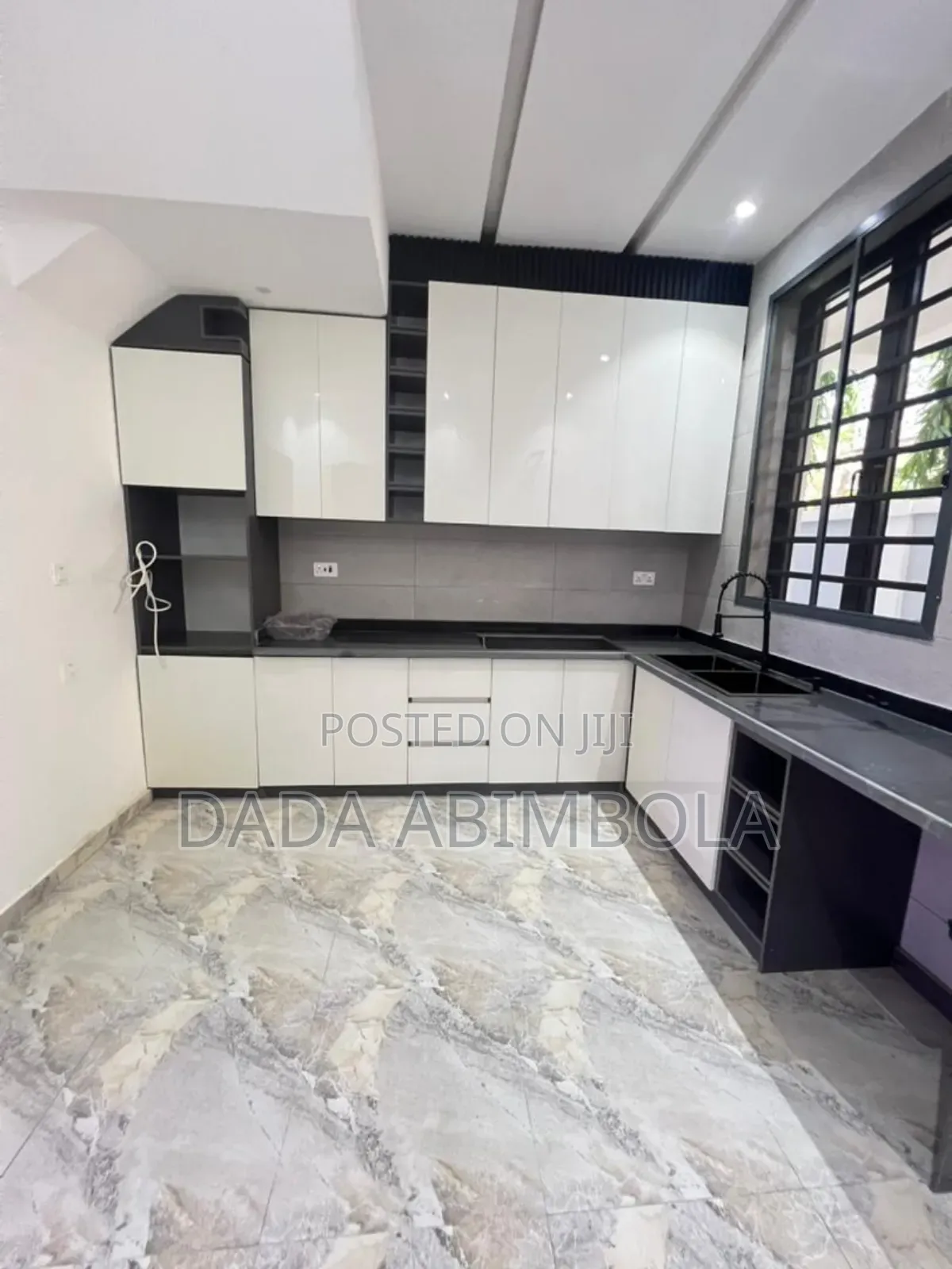4bdrm Duplex in Chevron for sale