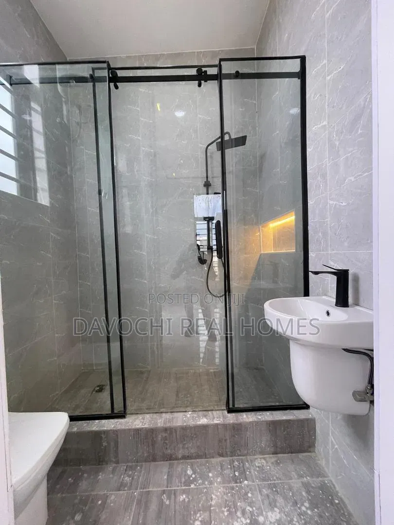 5bdrm Duplex in Ikota for sale
