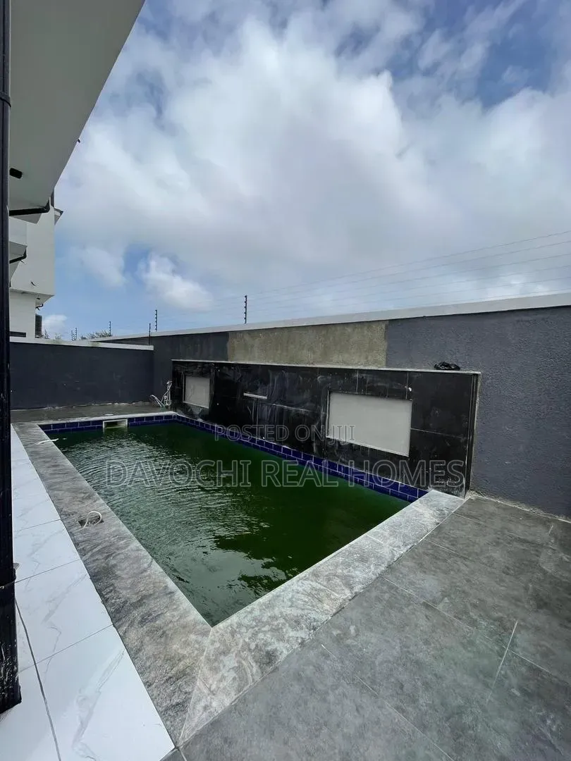 5bdrm Duplex in Ikota for sale