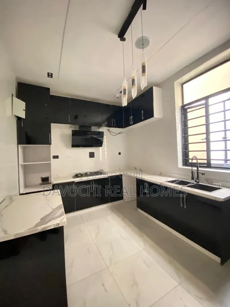 5bdrm Duplex in Chevron for sale