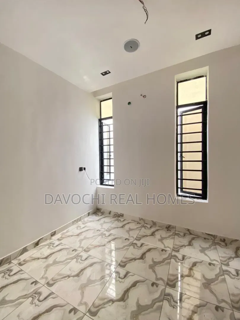 5bdrm Duplex in Chevron for sale