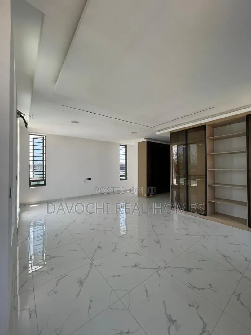 5bdrm Duplex in Sangotedo for sale