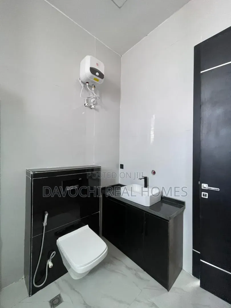 5bdrm Duplex in Ikota for sale