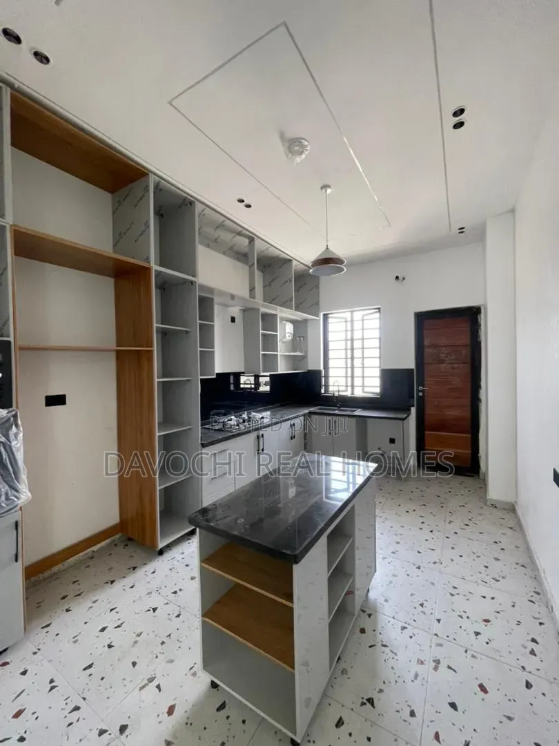 5bdrm Duplex in Ikota for sale