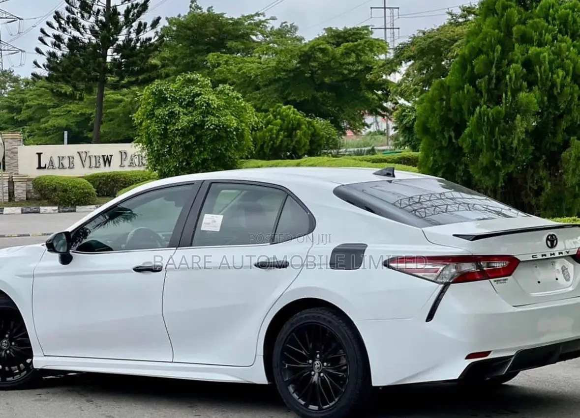 Toyota Camry SE FWD 2020 White