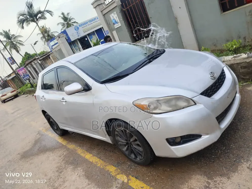 Toyota Matrix Hatchback FWD (1.8L 4cyl 5M) 2010 Silver