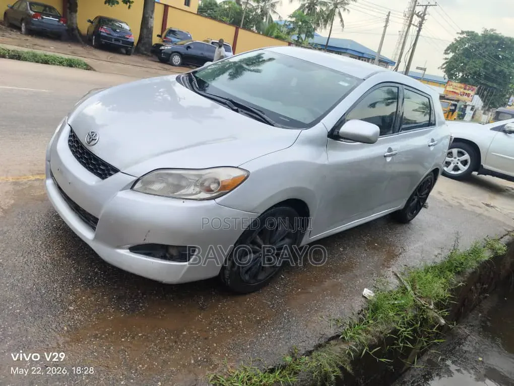 Toyota Matrix Hatchback FWD (1.8L 4cyl 5M) 2010 Silver