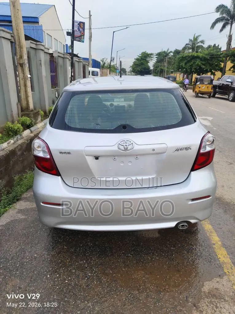 Toyota Matrix Hatchback FWD (1.8L 4cyl 5M) 2010 Silver