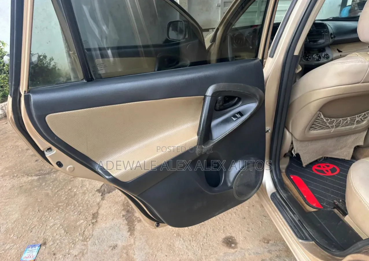 Toyota RAV4 2010 Gold