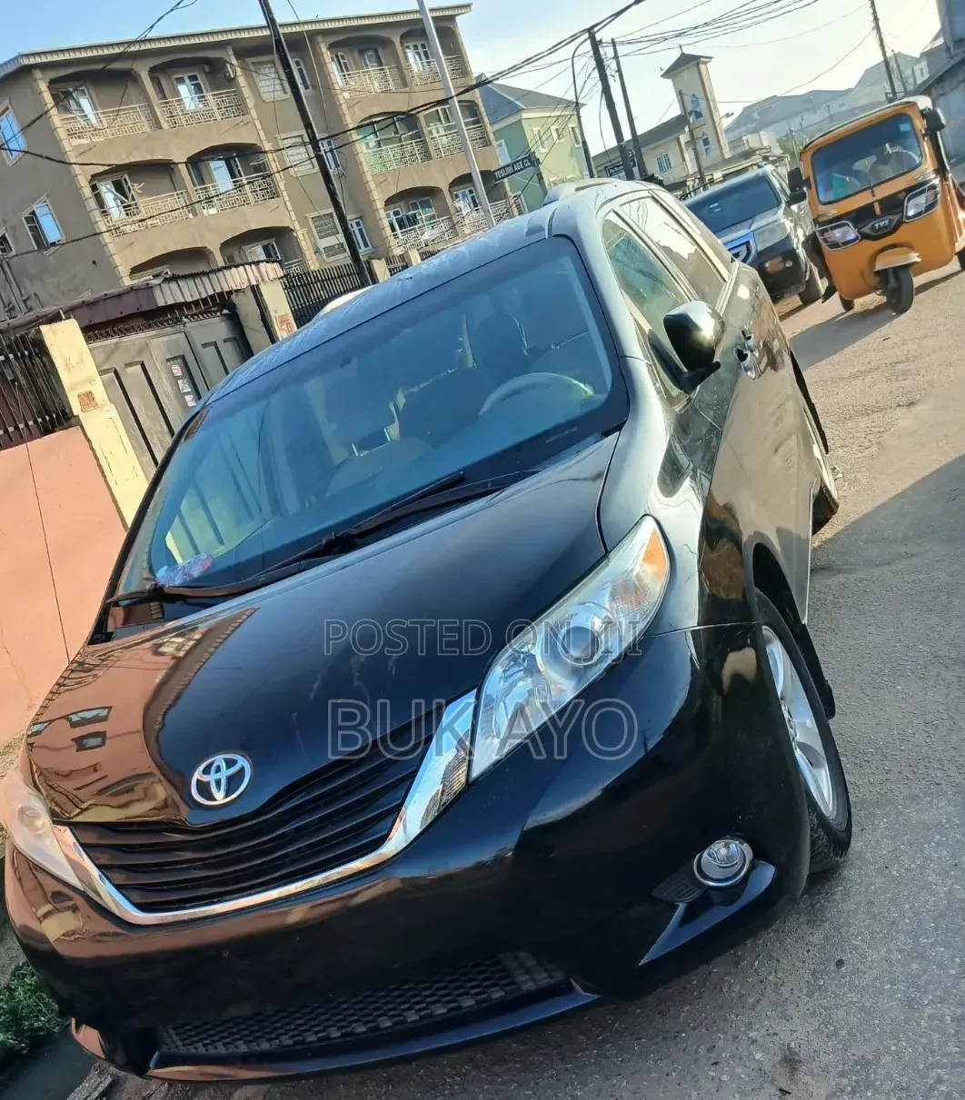Toyota Sienna LE 7 Passenger (3.5L 6cyl 6A) 2016 Black