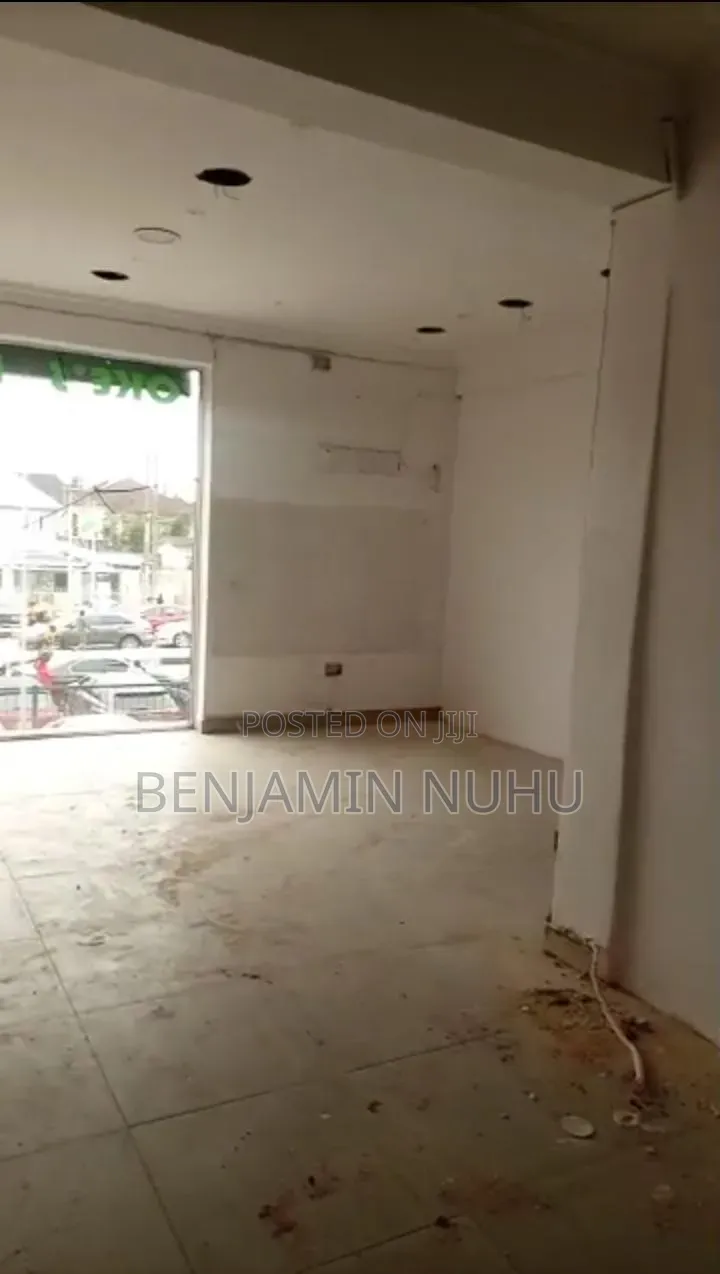 43sqm Shop or Office Space With Show Glass in a Well Strategy Location