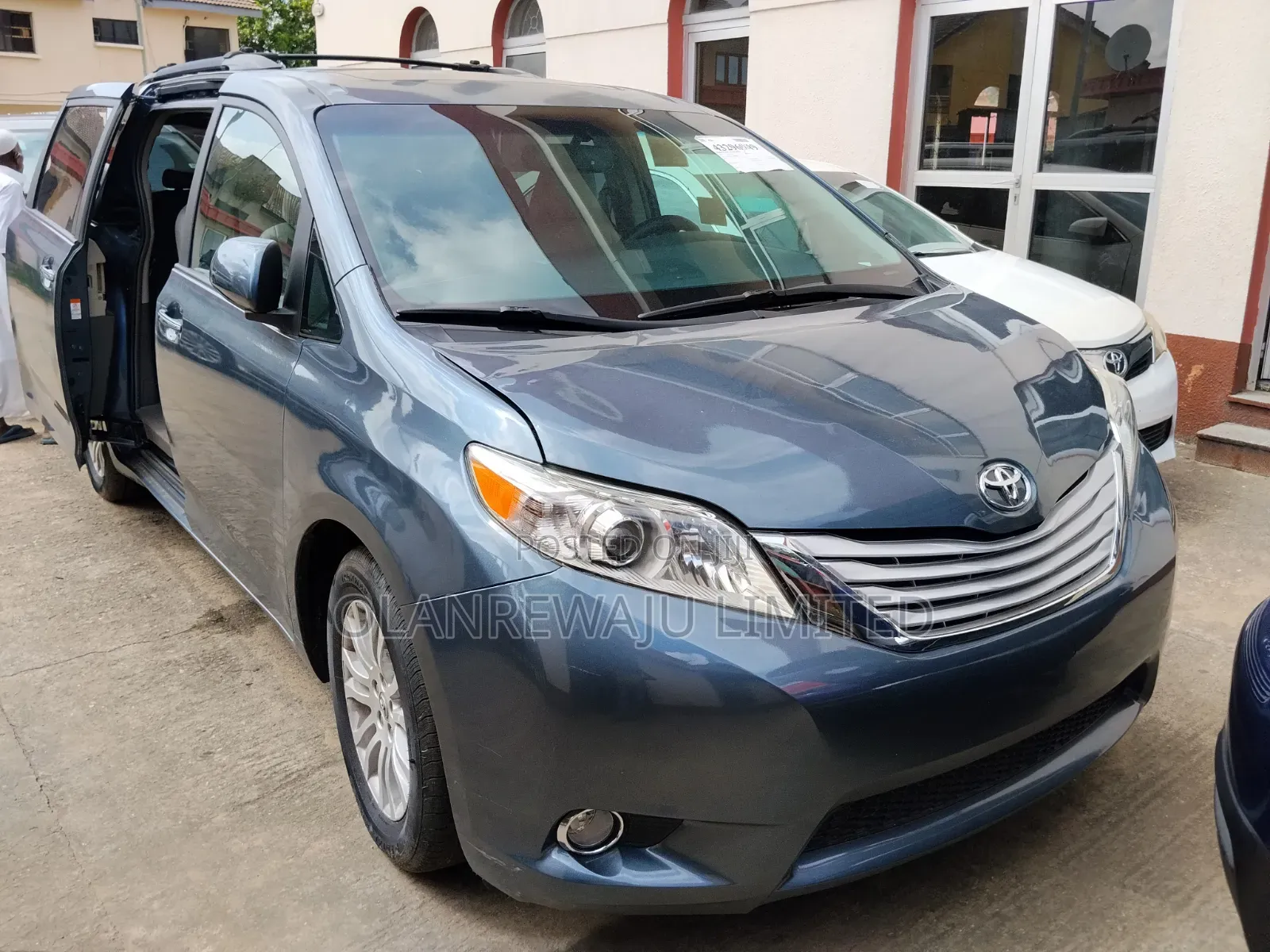 Toyota Sienna XLE 7-Passenger 4dr Minivan AWD (3.5L 6cyl 6A) 2015 Blue
