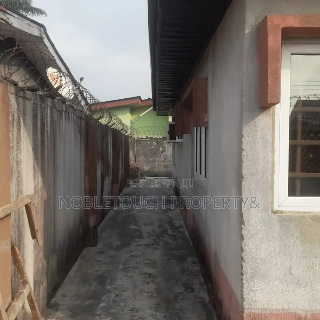 4bdrm Bungalow in Ajah Lagos, Abraham Adesanya Estate for sale