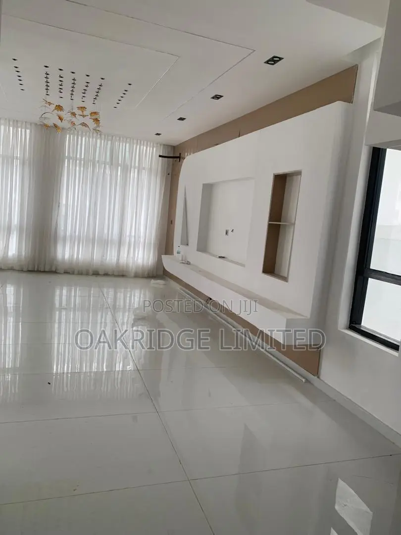 5bdrm Duplex in Chevron for sale